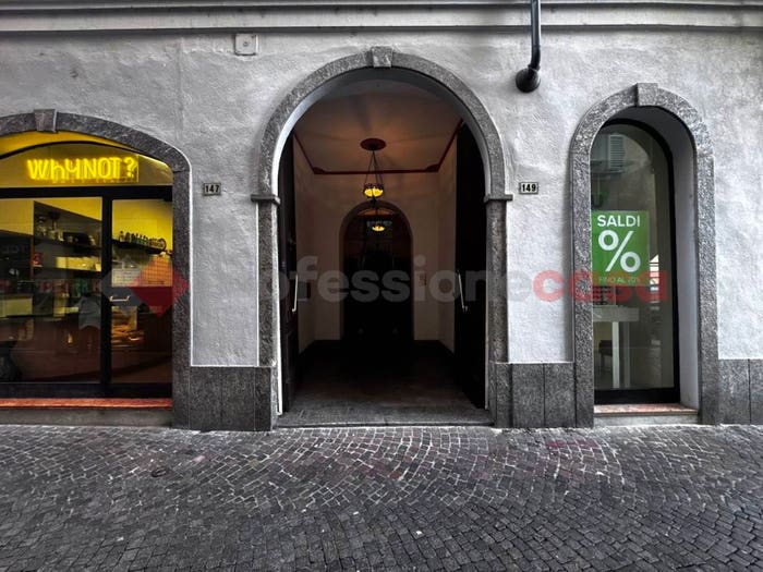 Casa con 6 locali in vendita in Corso Cavour, Centro, Arona