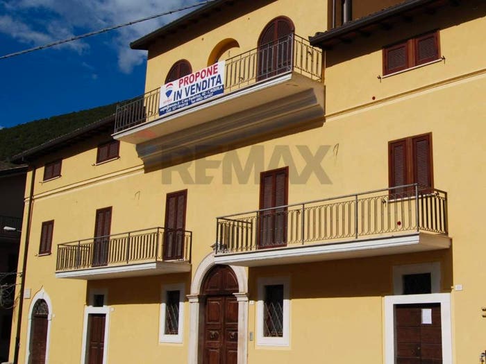 Casa con 6 locali in vendita in Piazza Vittorio Emanuele III, Centro, Barete