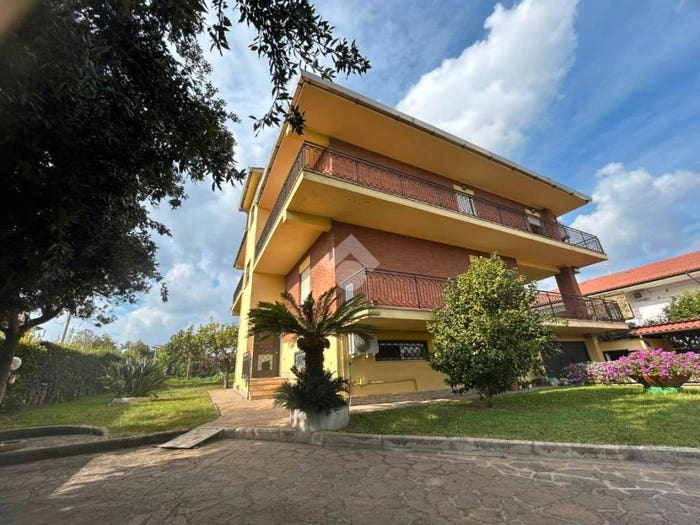 Casa con 6 locali in vendita in Via Del Poggio, Vallelata, Aprilia