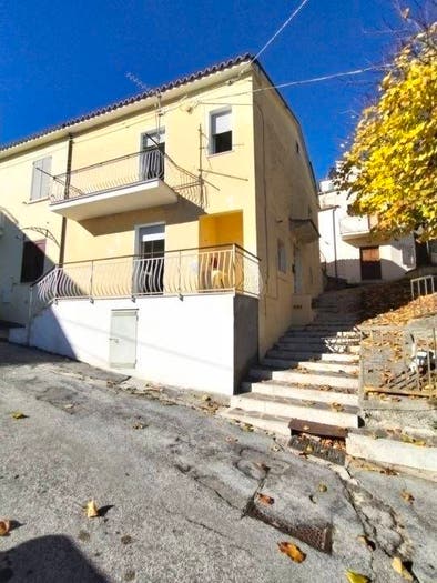 Casa con 6 locali in vendita in via del carmine, Centro, Montebello di Bertona