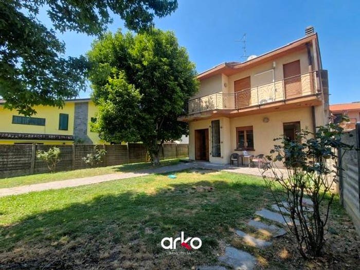 Casa quadrilocale in vendita in Via Vittorio Alfieri, Centro, Castiglione d'Adda
