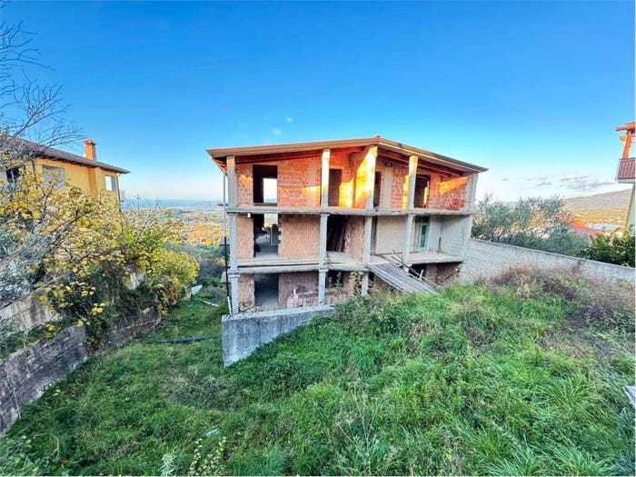 Casa con 6 locali in vendita in Novi Velia