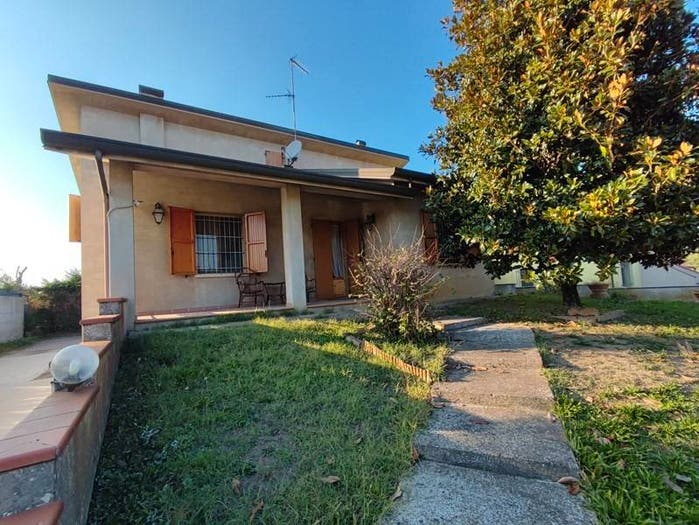Casa con 6 locali in vendita in Via Gian Lorenzo Bernini, Centro, Bondeno