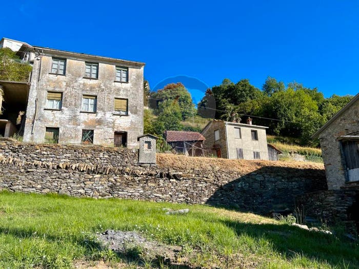 Casa con 6 locali in vendita in San Colombano Certenoli