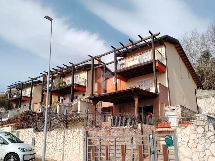 Casa con 6 locali in vendita in Via Francesco De Luca, Castrolibero