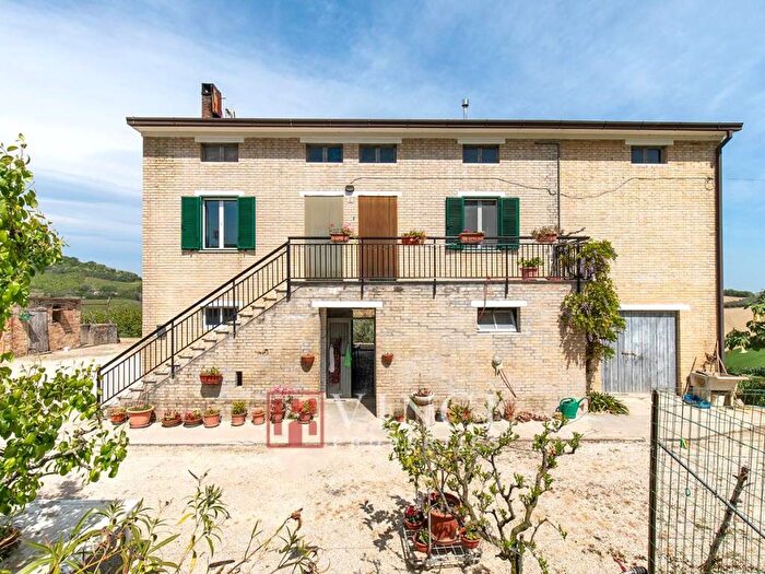 Casa con 6 locali in vendita in Fermo