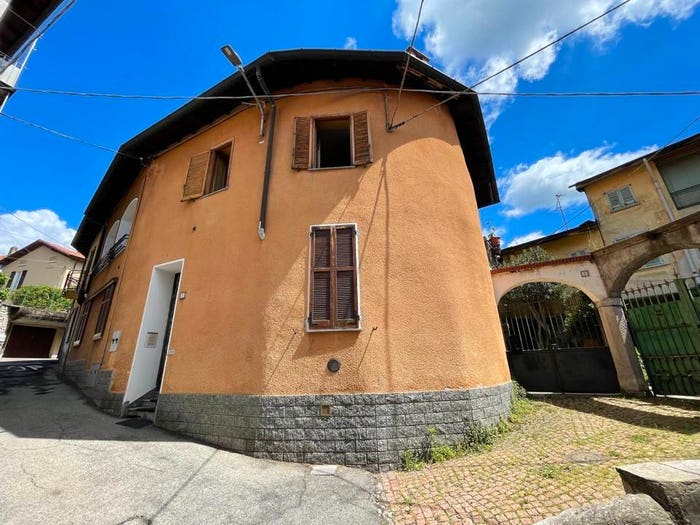 Appartamento quadrilocale in vendita in Via Indipendenza, Gemonio