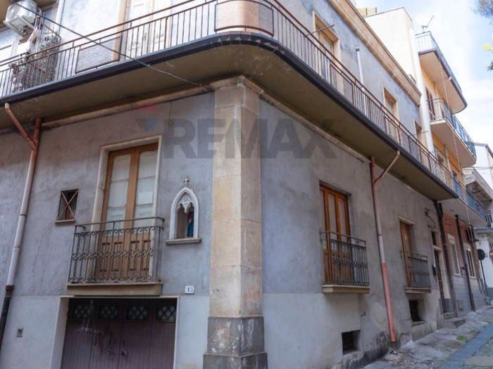 Casa con 6 locali in vendita in Via Albania, Biancavilla