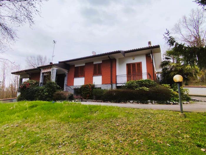 Casa con 6 locali in vendita in Via Roma, Roasio