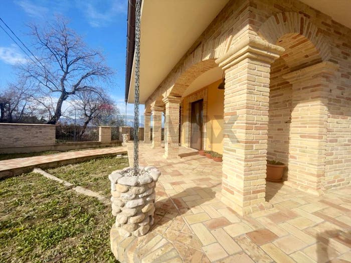 Casa con 6 locali in vendita in Roccamontepiano