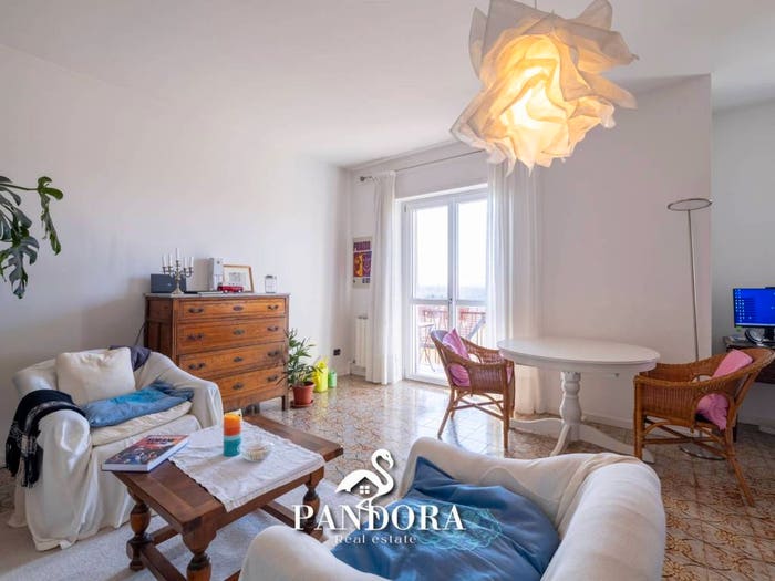 Appartamento trilocale in vendita in Via Cavalieri di Vittorio Veneto, Centro, Angera