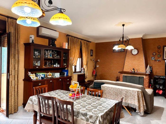 Appartamento quadrilocale in vendita in Via Trovatore, Pianura, Napoli