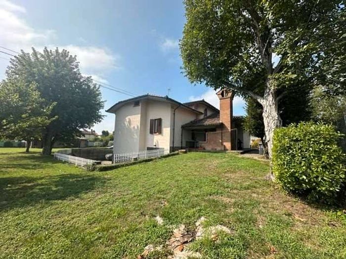 Casa con 5 locali in vendita in Sale
