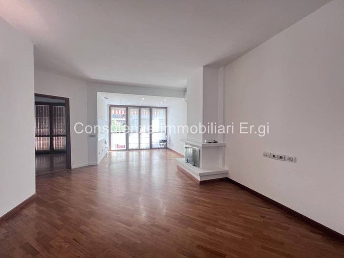 Appartamento quadrilocale in vendita in Via Fratelli Signorelli, Centro, Garbagnate Milanese