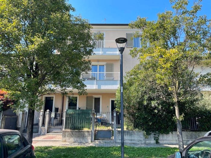 Casa con 6 locali in vendita in Via Grazia Deledda, Centro, Lograto