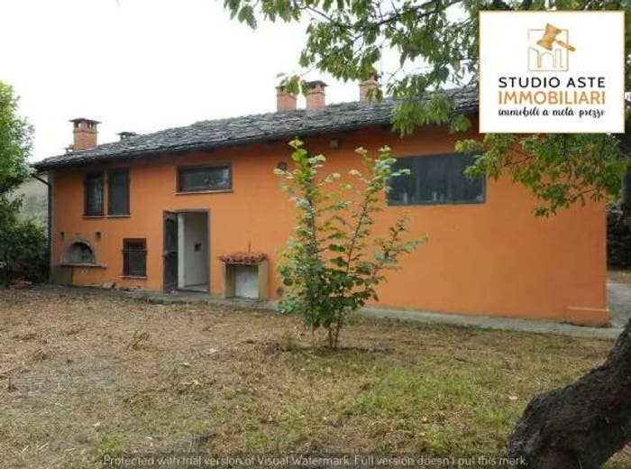 Casa con 6 locali in vendita in Via Sant'Anna, Cavour