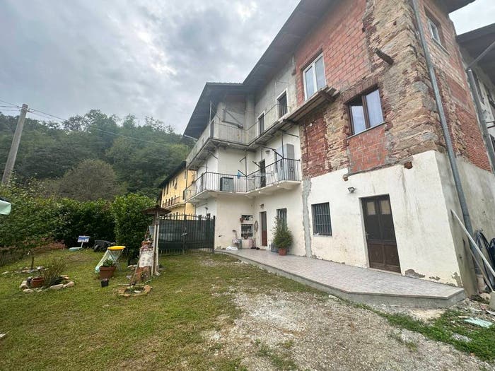 Casa con 6 locali in vendita in Frazione Bozzonetti, Masserano