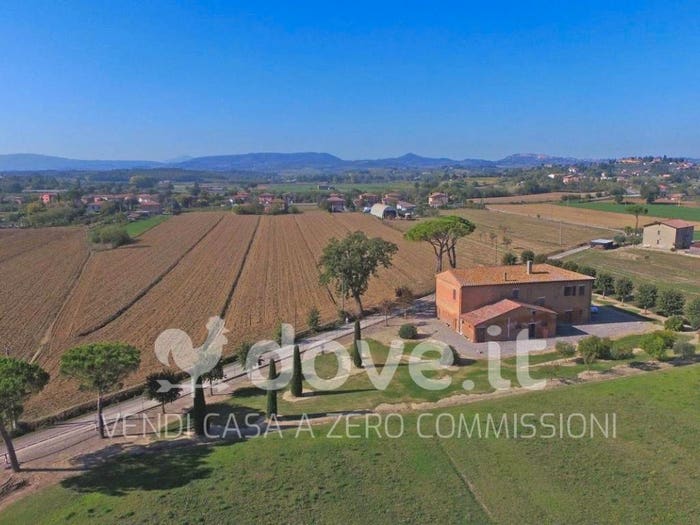 Casa con 6 locali in vendita in via Spinosa, Montepulciano
