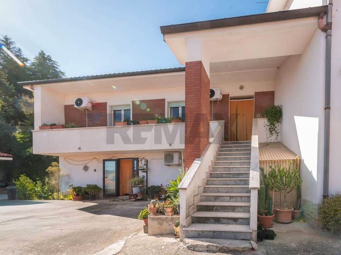 Casa con 6 locali in vendita in Armando Cruciani, Centro, Serra San Quirico