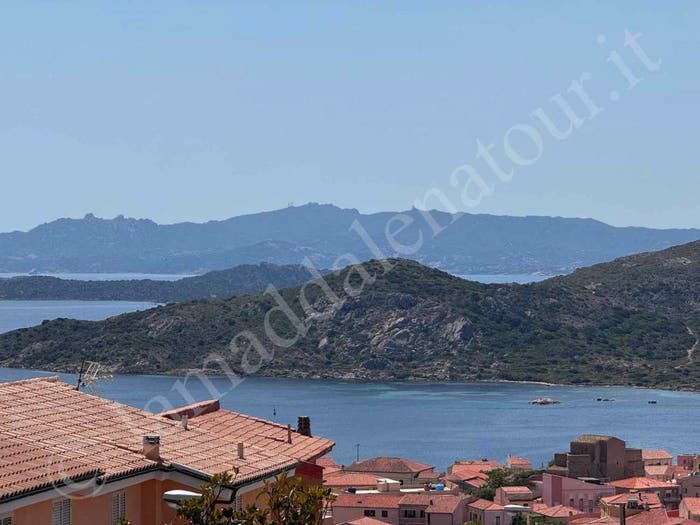 Appartamento quadrilocale in vendita in Via Suor Gotheland, La Maddalena