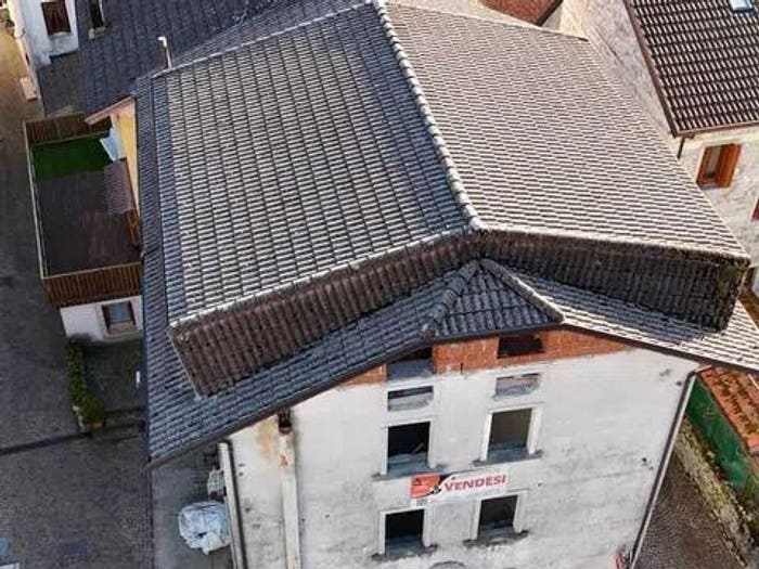 Casa con 6 locali in vendita in Cortile Monte Santo No Number, Centro, Barcis