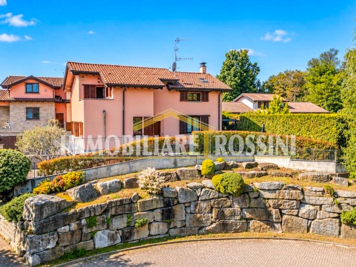 Casa con 5 locali in vendita in Via Campagnola, Gazzada Schianno