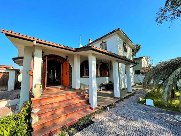 Casa con 5 locali in vendita in Via dei Pini, Aprilia