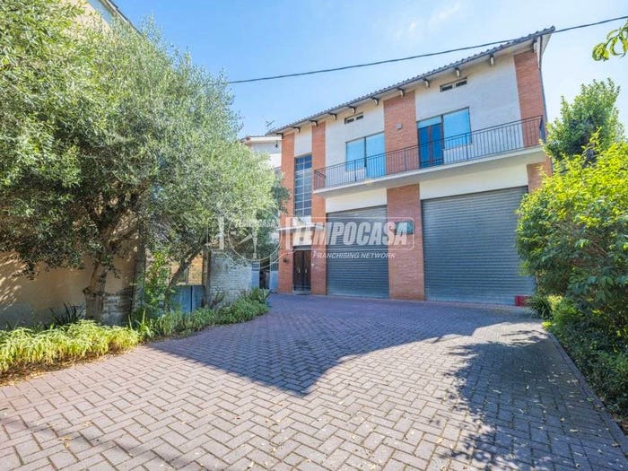 Casa con 6 locali in vendita in Via Giacomo Brodolini, Trodica, Morrovalle
