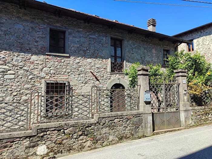 Casa con 5 locali in vendita in Via Umberto I, Piazza Al Serchio