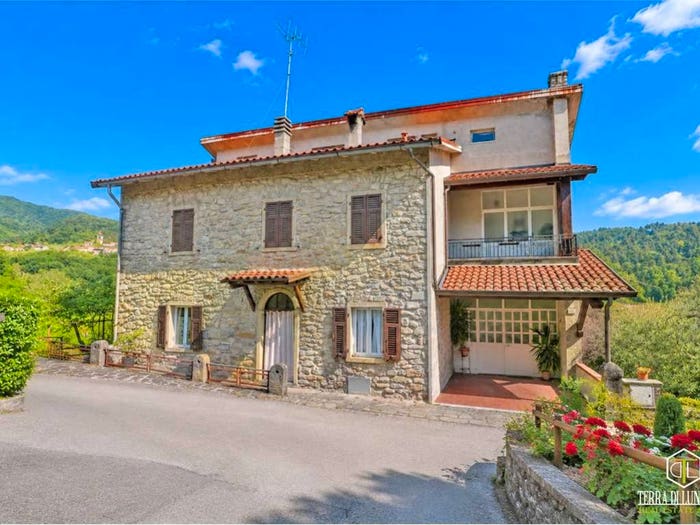 Casa con 6 locali in vendita in via casa corvi, Centro, Pontremoli