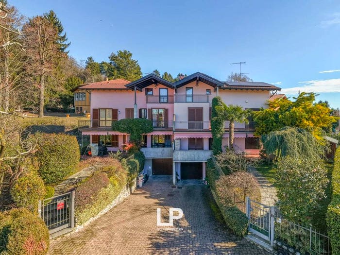 Appartamento con 6 locali in vendita in Via Giuseppe Mazzini, Centro, Casciago