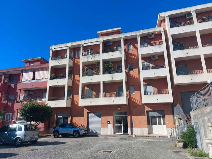 Appartamento con 6 locali in vendita in Via Monsignor Armando Fares, Santa Maria, Catanzaro