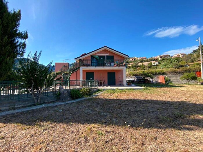 Appartamento trilocale in vendita in Via Poggio, Centro, Toirano