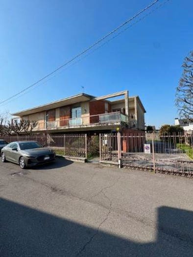 Casa quadrilocale in vendita in Via Cristoforo Colombo, Centro, Castano Primo
