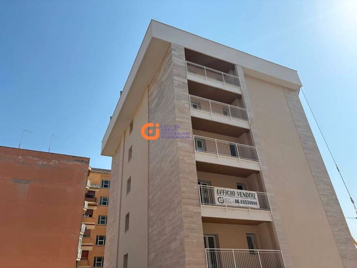 Appartamento quadrilocale in vendita in Via Ugolino Conti, Ostia Ponente, Roma