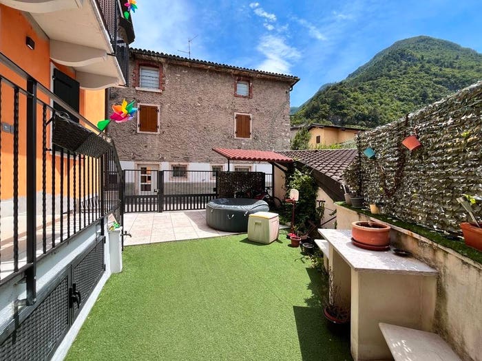 Casa quadrilocale in vendita in Via Tuazzi, Peri, Dolcè