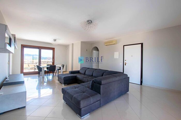 Appartamento con 8 locali in vendita in Via dei Salici, Olbia
