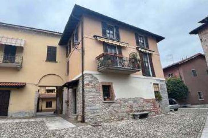 Casa quadrilocale in vendita in Piazza Monte Grappa, Centro, Daverio