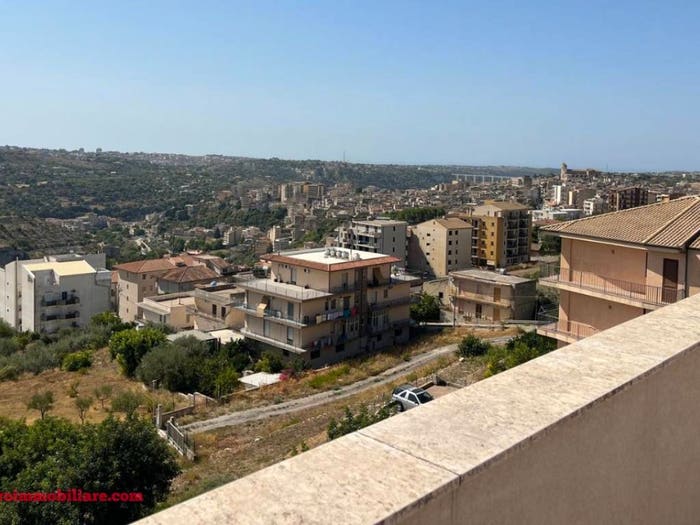 Appartamento con 6 locali in vendita in Via Modica Giarratana, Modica Alta, Modica