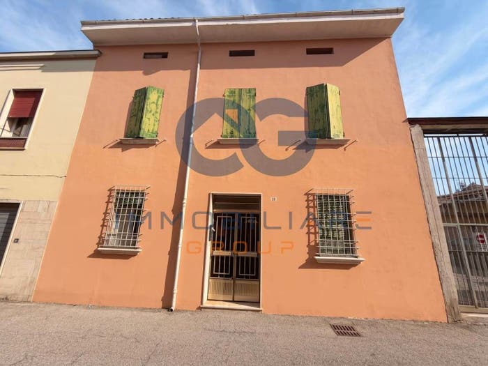 Casa con 6 locali in vendita in Via Alberto Accarisio, Cento Paese, Cento