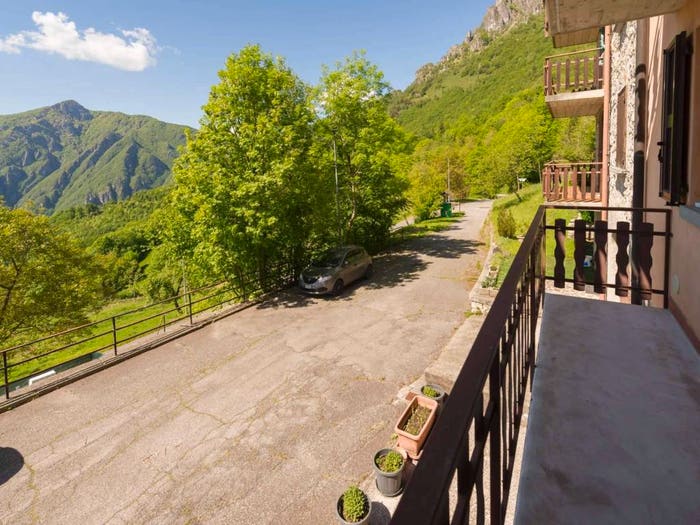 Appartamento trilocale in vendita in via Brembella, Camerata Cornello