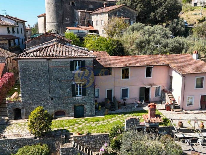 Casa con 6 locali in vendita in Frazione Fibbialla, Camaiore Paese, Camaiore