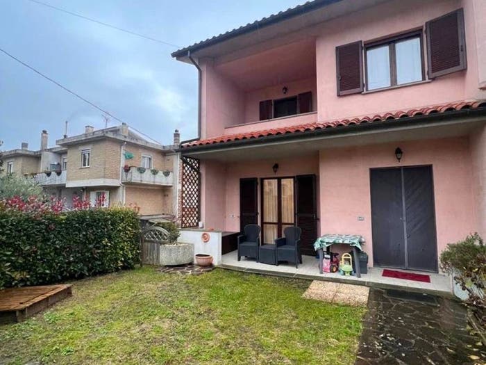 Casa con 6 locali in vendita in via don Vincenzo Cavalletti, Farnetta, Montecastrilli