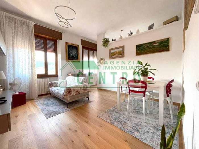 Appartamento trilocale in vendita in piazza Naghy, Centro, Poggibonsi