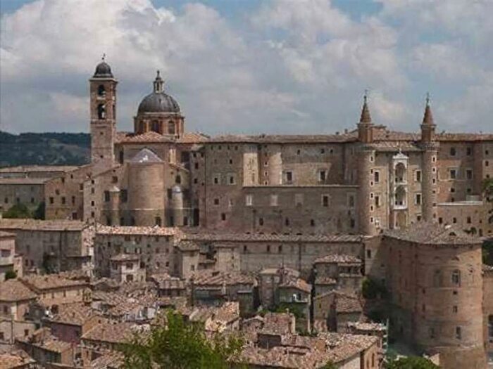 Appartamento con 5 locali in vendita in Piazza Fontanoni, Centro, Urbino
