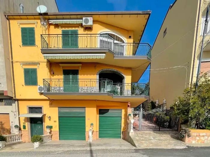 Casa con 6 locali in vendita in Vico Via Giorgio la Pira, Centro, Saracena