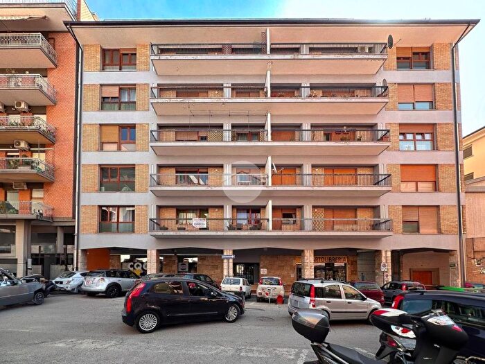 Appartamento con 6 locali in vendita in Via Giacinto Pannella, Centro, Teramo