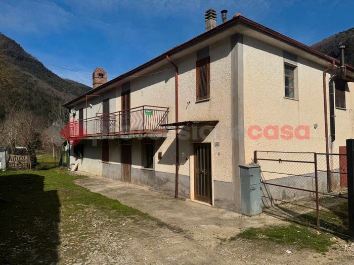 Appartamento con 5 locali in vendita in via Case Sparse snc, Rieti