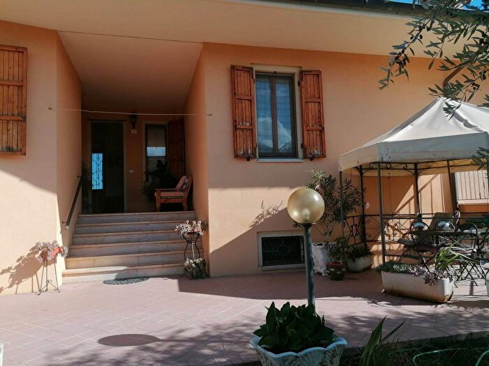 Casa con 6 locali in vendita in Via degli Aquiloni, Gadana, Urbino