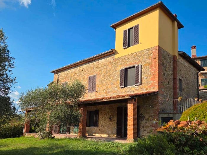 Casa con 6 locali in vendita in Bucine
